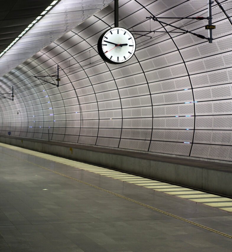 Empty,Modern,Subway,Station,With,A,Big,Analog,Clock